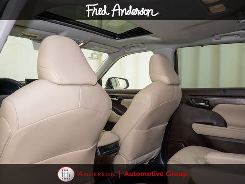 Used 2022 Toyota Highlander Limited AWD/4WD image 11