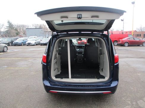 Used 2017 Chrysler Pacifica Touring-L image 7