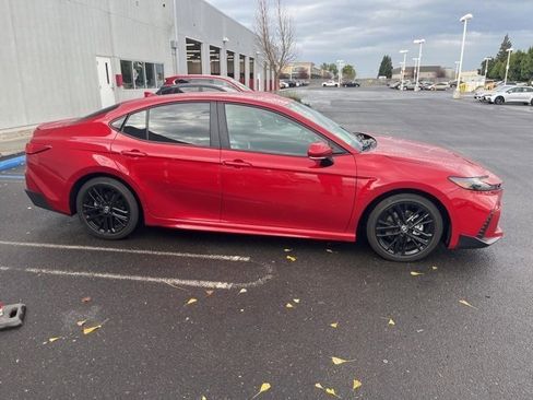 Used 2025 Toyota Camry SE image 4