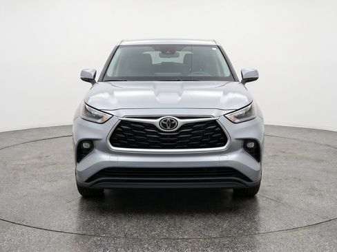 Used 2025 Toyota Highlander LE FWD image 2
