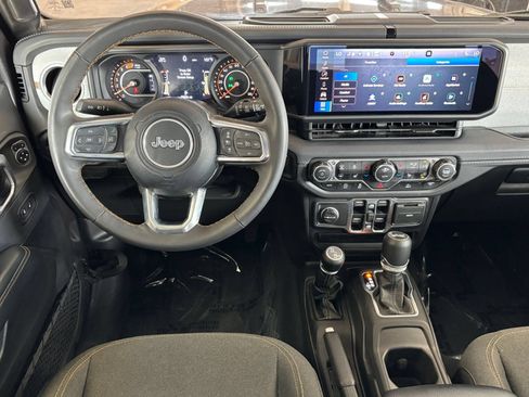 Used 2025 Jeep Wrangler Unlimited Sahara AWD/4WD image 34
