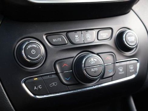 Used 2019 Jeep Cherokee Latitude Plus w/ Comfort/Convenience Group AWD/4WD image 13