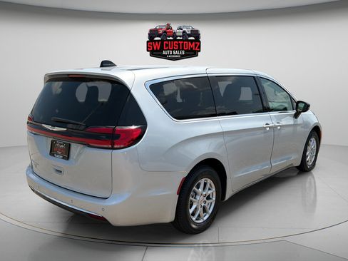 Used 2024 Chrysler Pacifica Touring-L FWD image 7