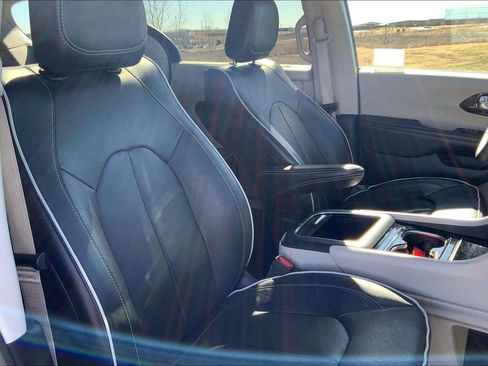 Used 2023 Chrysler Pacifica Limited image 23