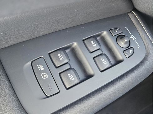 Used 2019 Volvo XC60 T8 R-Design w/ Advanced Package image 30