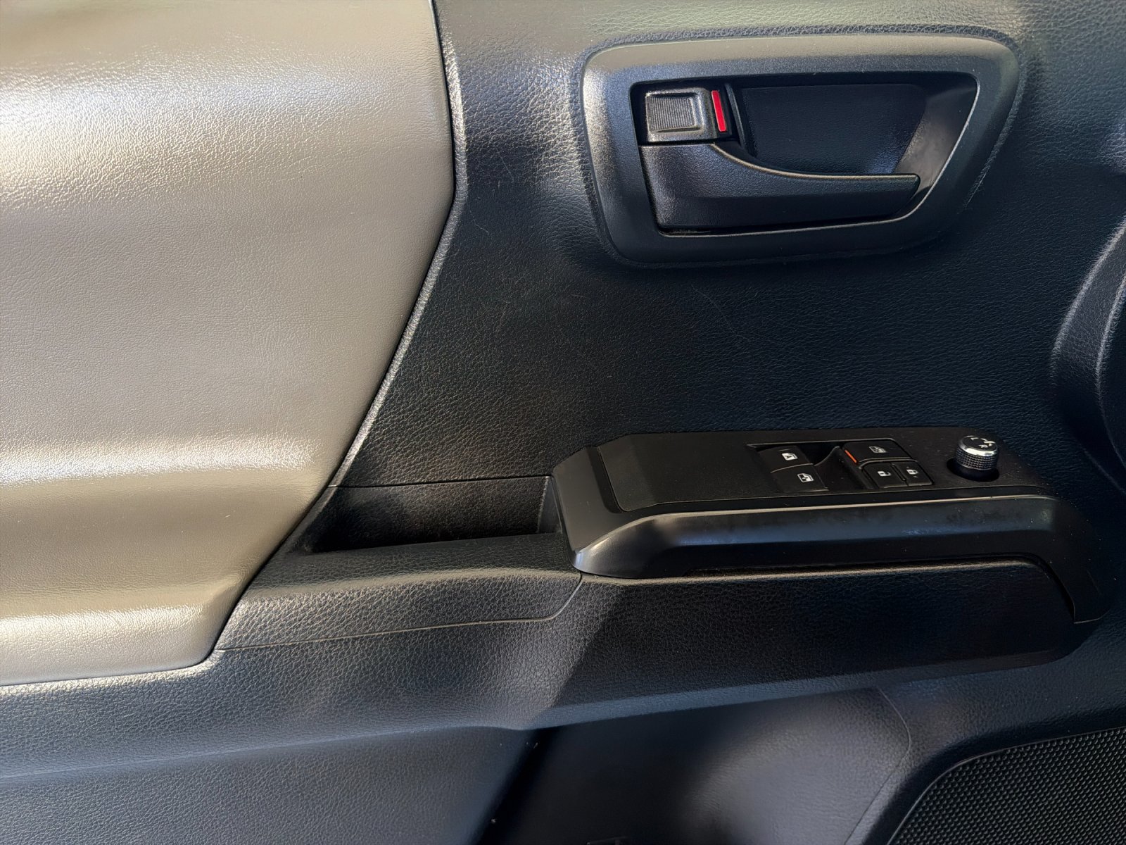Used 2016 Toyota Tacoma SR AWD/4WD image 10