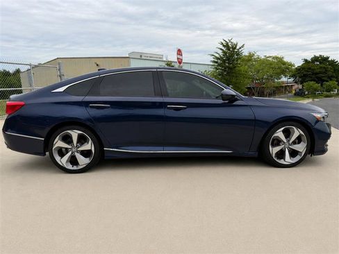 Used 2018 Honda Accord Touring image 8