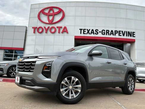 Used 2025 Chevrolet Equinox LT FWD image 2