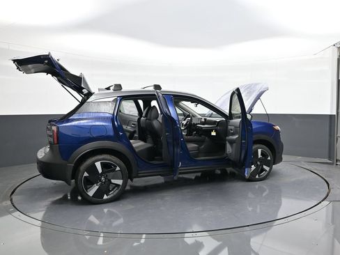 Certified 2025 Nissan Kicks SR FWD image 37