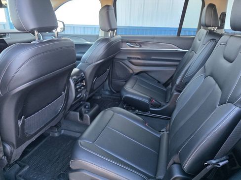 Used 2023 Jeep Grand Cherokee L Limited w/ Luxury Tech Group II AWD/4WD image 21