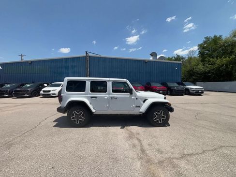 Used 2025 Jeep Wrangler Unlimited Sahara AWD/4WD image 16