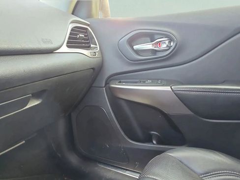 Used 2019 Jeep Cherokee Limited image 23