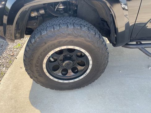 Used 2017 Toyota Tacoma TRD Sport AWD/4WD image 8