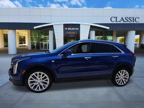 Used 2023 Cadillac XT4 Luxury w/ Cold Weather Package FWD image 4