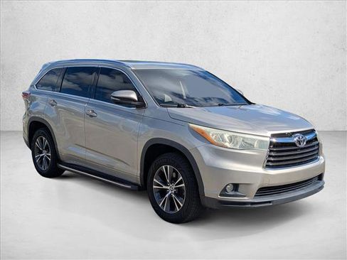 Used 2016 Toyota Highlander XLE image 3