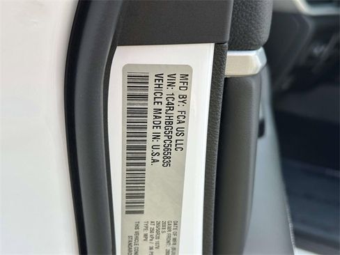 Certified 2023 Jeep Grand Cherokee Limited w/ Black Appearance Package image 17