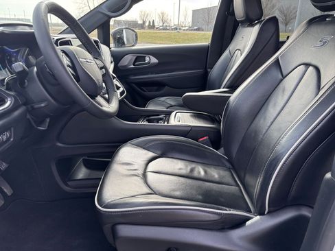 Used 2025 Chrysler Pacifica Limited image 30