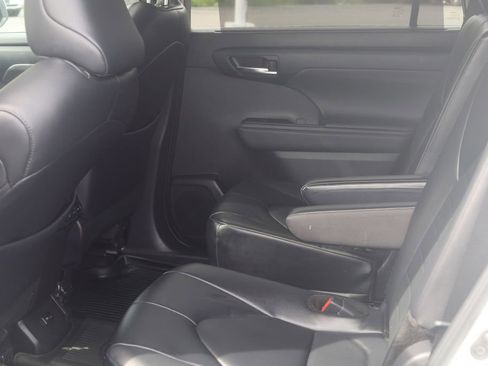 Used 2024 Toyota Highlander XLE AWD/4WD image 22