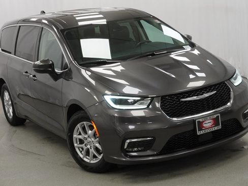 Certified 2023 Chrysler Pacifica Touring-L image 9