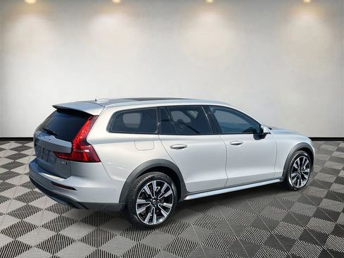 Used 2023 Volvo V60 B5 Cross Country Ultimate w/ Climate Package image 3