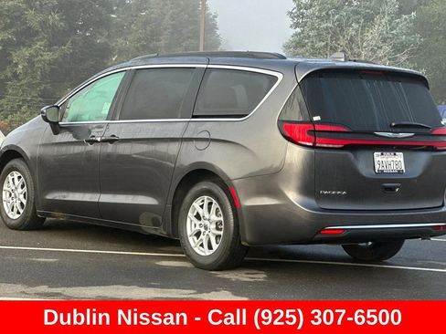 Used 2022 Chrysler Pacifica Touring-L FWD image 6