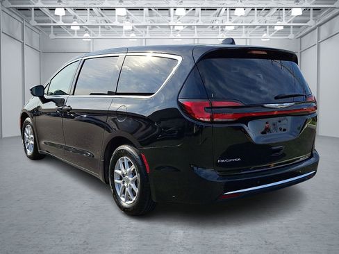 Used 2025 Chrysler Pacifica Select FWD image 4