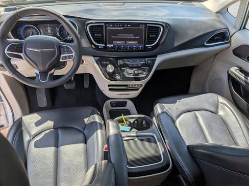 Used 2023 Chrysler Pacifica Touring-L FWD image 16