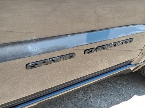 Used 2021 Jeep Grand Cherokee Laredo X AWD/4WD image 14