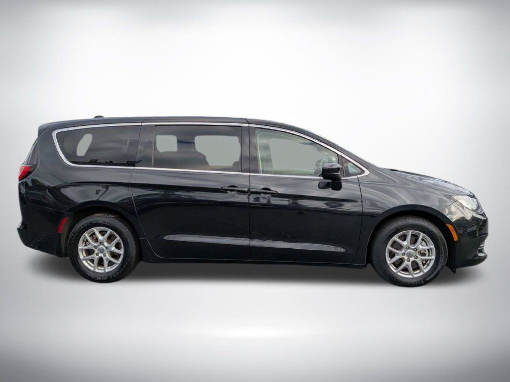 Used 2022 Chrysler Voyager LX FWD image 3