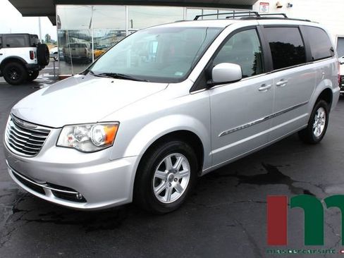 Used 2012 Chrysler Town & Country Touring image 2