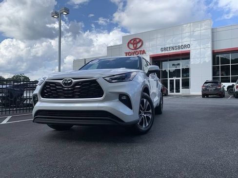 Used 2025 Toyota Highlander XLE FWD image 4