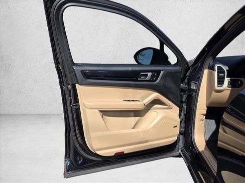 Used 2019 Porsche Cayenne w/ Premium Plus Package image 9