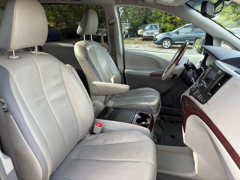 Used 2013 Toyota Sienna Limited image 20