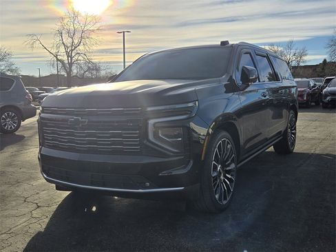 Used 2025 Chevrolet Suburban High Country image 3
