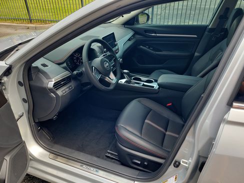 Certified 2025 Nissan Altima 2.5 SR FWD image 12