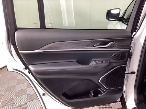 Used 2022 Jeep Grand Cherokee L Limited w/ Trailer Tow Group (B) image 16