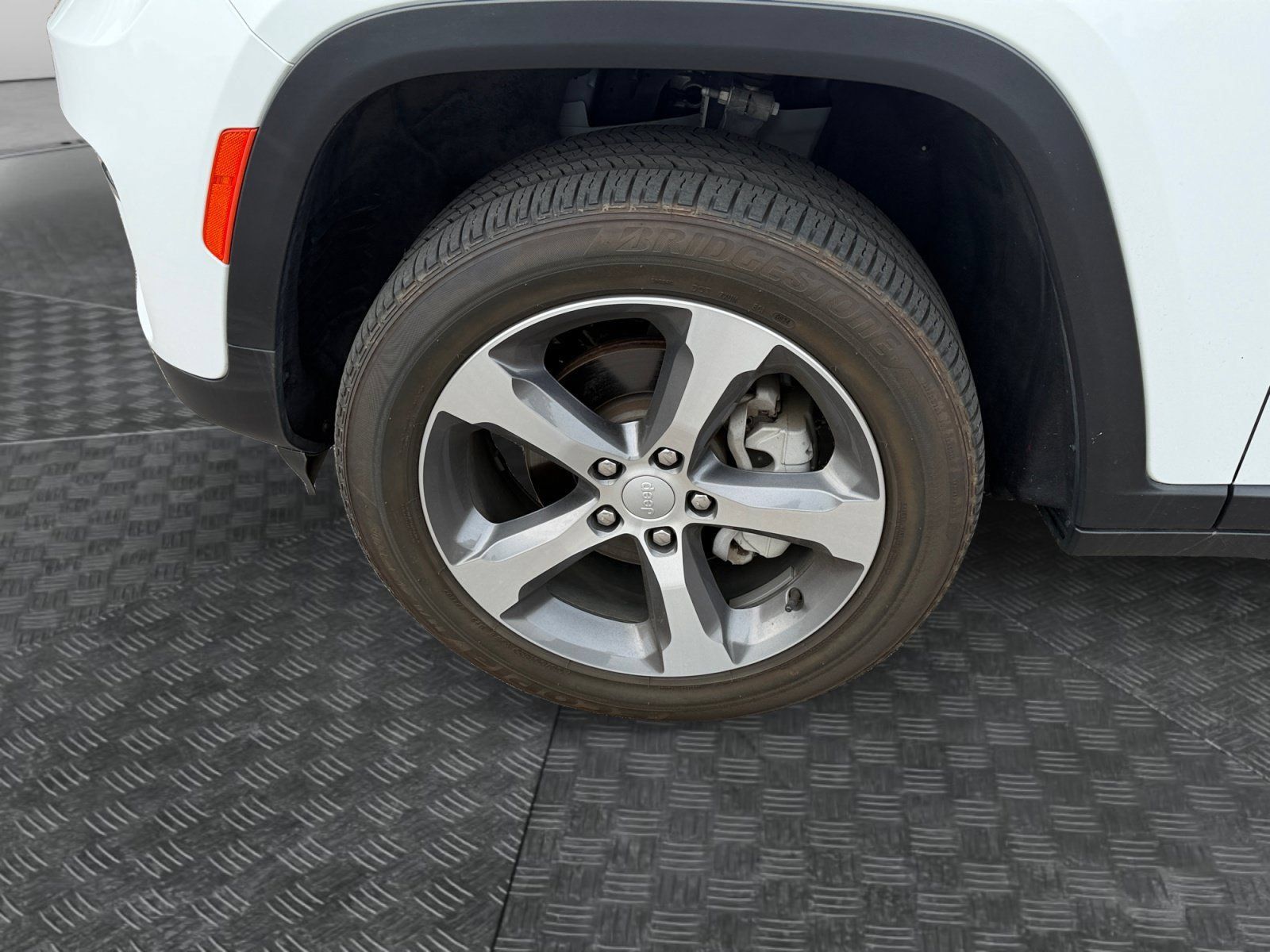 Used 2024 Jeep Grand Cherokee Limited AWD/4WD image 16