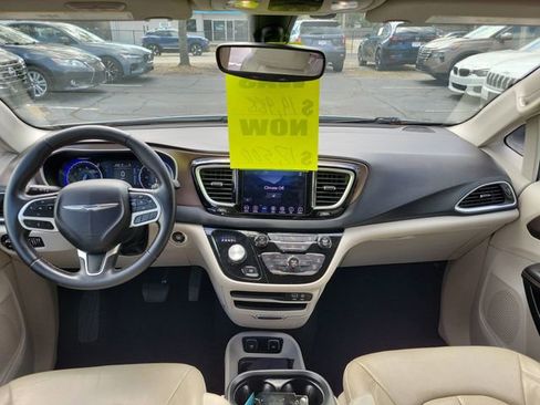 Used 2018 Chrysler Pacifica Touring-L image 25