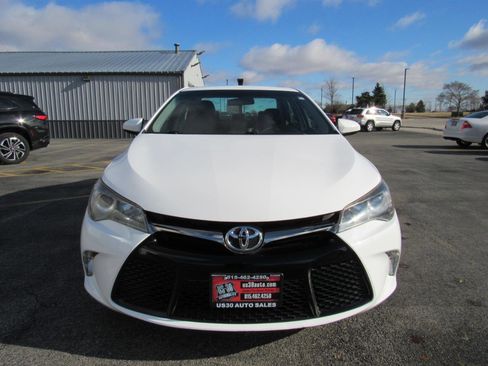 Used 2017 Toyota Camry SE w/ Moonroof Package image 8