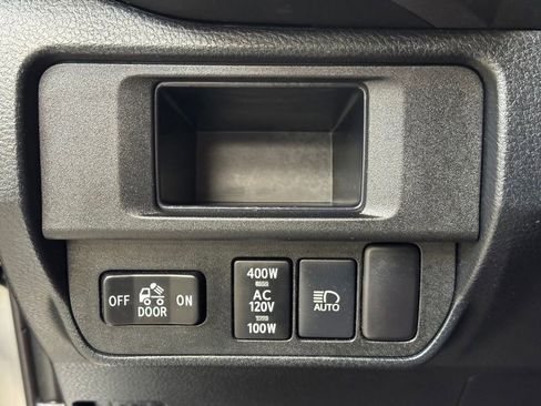 Used 2018 Toyota Tacoma TRD Sport AWD/4WD image 25