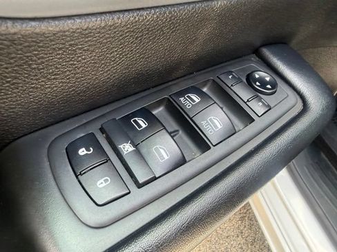 Used 2019 Chrysler Pacifica Touring-L w/ S Appearance Package FWD image 12