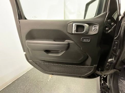 Used 2024 Jeep Gladiator Sport AWD/4WD image 9