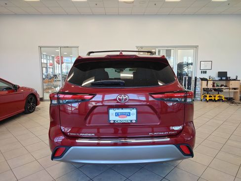 Used 2022 Toyota Highlander Platinum image 4