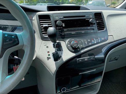 Used 2014 Toyota Sienna LE FWD image 6
