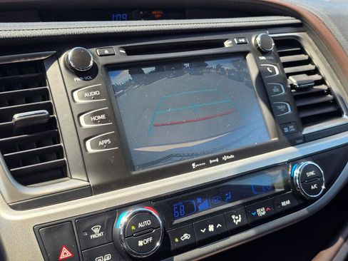 Used 2019 Toyota Highlander XLE AWD/4WD image 23