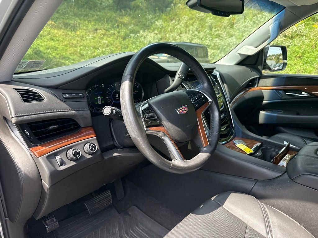 Used 2016 Cadillac Escalade Luxury AWD/4WD image 9