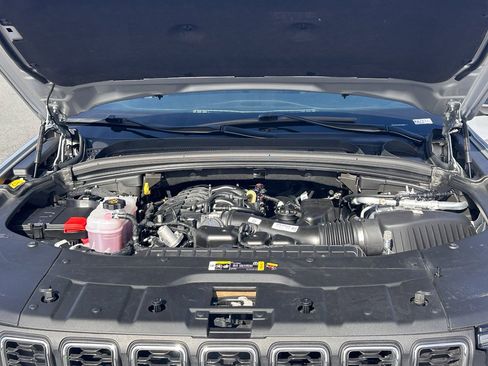 Used 2024 Jeep Grand Cherokee Laredo X image 11