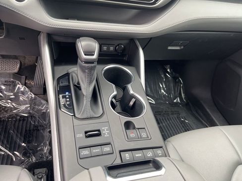 Used 2021 Toyota Highlander XLE AWD/4WD image 18