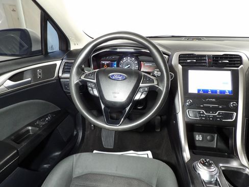 Used 2020 Ford Fusion SE FWD image 11