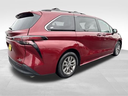 Used 2022 Toyota Sienna XLE image 9